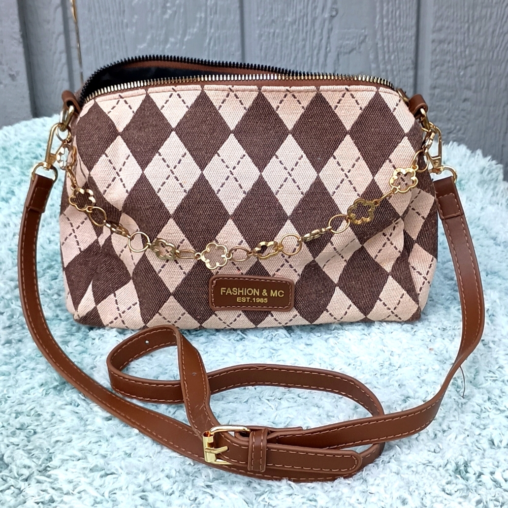 Fashion & MC Ladies Crossbody purse. Nearly perfect condition. Dainty yet classy